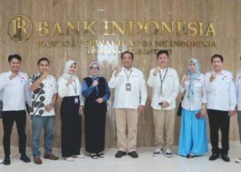 Pimpinan dan jajaran perguruan tinggi UNBITA berpose bersama KPwBI Provinsi Gorontalo, Dian Nugraha pada kunjungan kemitraan, Rabu (24/4/2024) (muhajir/gopos)