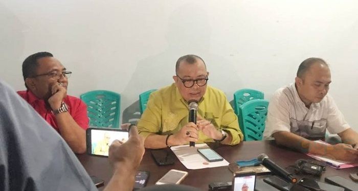 Dekan Fakultas Hukum, UNG ketika memberikan keterangan pers terkait dugaan penganiayaan yang dilakukan oleh oknum dosen terhadap teman dekatnya. foto magang