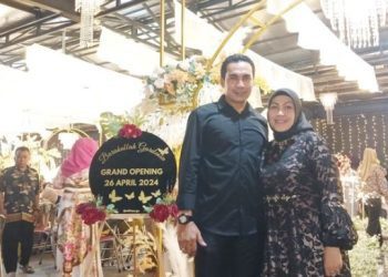 Suami istri pemilik gardenia hall pada grend opening gardenia, Jumat (26/4/2024) (muhajir/gopos)