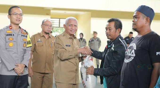 Bupati Asahan, Surya saat membagikan bantuan beras secara simbolis kepada kaum dhuafa.