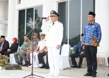 Bupati Asahan Surya saat memimpin upacara peringatan Hari Otonomi Daerah ke 28, Kamis (25/4/2024).