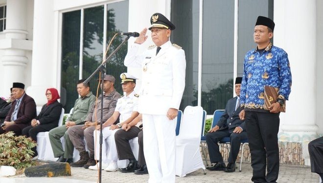 Bupati Asahan Surya saat memimpin upacara peringatan Hari Otonomi Daerah ke 28, Kamis (25/4/2024).