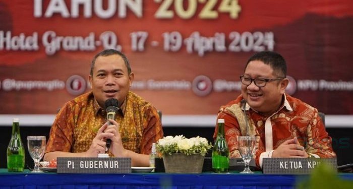 Penjabat Gubernur Gorontalo, Ismail Pakaya (kiri) bersama Ketua KPU Provinsi Gorontalo (kanan) pada rakor tahapan pilkada Gorontalo bersama forkopimda (dok. read)