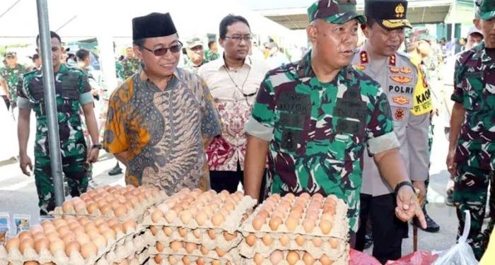 Anggota Komisi II Deprov Gorontalo, Manaf Hamzah (kiri) hadir pada pelaksanaan pasar murah yang dilaksanakan oleh Koren 133/Nani Wartabone (dok. istimewa)