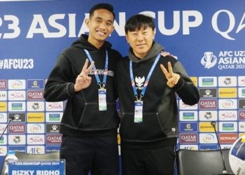 Pelatih Timnas Indonesia Shin Tae-yong bersama Penyerang Timnas Indonesia, Rizki Ridho (dok. pssi)
