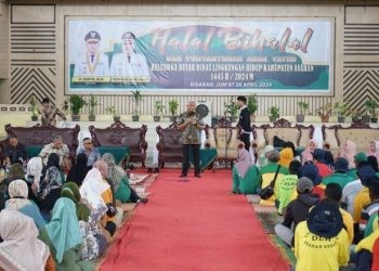 Bupati Asahan Surya saat memberikan sambutan pada acara Halal bihalal di Dinas Lingkungan Hidup Kabupaten Asahan, Jumat (26/4/2024).