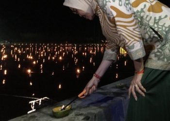 Bupati Merlan S Uloli saat menyalakan lampu padamala di Taman Taqwa saat Festival Green Tumbilotohe, Minggu (7/4/2024).