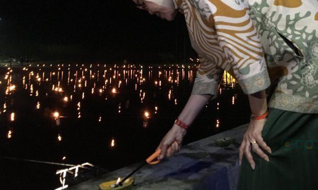 Bupati Merlan S Uloli saat menyalakan lampu padamala di Taman Taqwa saat Festival Green Tumbilotohe, Minggu (7/4/2024).
