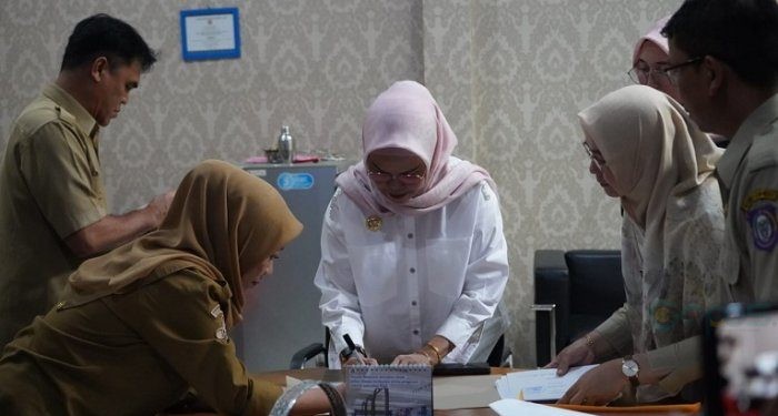 Bupati Merlan S. Uloli didampingi Kepala Dinas Kesehatan Kabupaten Bone Bolango, dr. Meyrin Kadis dan Sekretaris Dinas Kesehatan Provinsi Gorontalo, Afriyani Katili saat menandatangani Perjanjian Kerjasama Penanganan Masalah Gizi Ibu Hamil dan Balita, Selasa (30/4/2024). (Foto Onal/Prokopim)