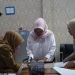 Bupati Merlan S. Uloli didampingi Kepala Dinas Kesehatan Kabupaten Bone Bolango, dr. Meyrin Kadis dan Sekretaris Dinas Kesehatan Provinsi Gorontalo, Afriyani Katili saat menandatangani Perjanjian Kerjasama Penanganan Masalah Gizi Ibu Hamil dan Balita, Selasa (30/4/2024). (Foto Onal/Prokopim)