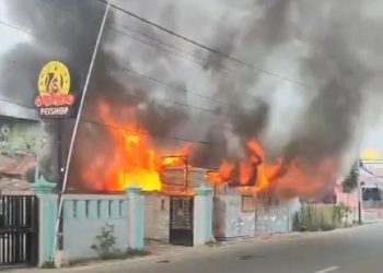 Satu rumah makan di Kelurahan Tumbihe, Kecamatan Kabila, Bone Bolango terbakar, Rabu (17/4/2024).