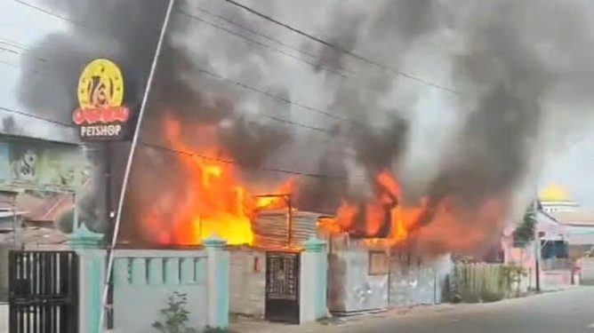 Satu rumah makan di Kelurahan Tumbihe, Kecamatan Kabila, Bone Bolango terbakar, Rabu (17/4/2024).