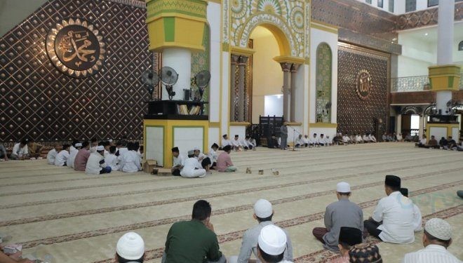 Peringatan Nuzulul Quran yang didahului dengan pelaksanaan sholat Isya dan taraweh yang bertempat di Mesjid Agung Ahmad Bakrie Kisaran, Rabu malam (27/03/2024).