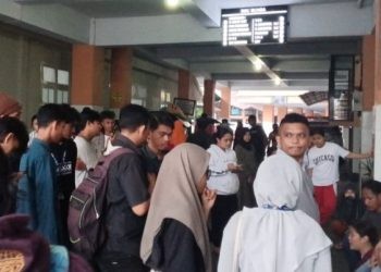 Rekan dan kerabat korban saat Zulkifli Malonda dilarikan ke Rumah Sakit Bunda Kota Gorontalo.(F. Sari/gopos)