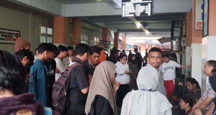 Rekan dan kerabat korban saat Zulkifli Malonda dilarikan ke Rumah Sakit Bunda Kota Gorontalo.(F. Sari/gopos)