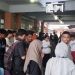 Rekan dan kerabat korban saat Zulkifli Malonda dilarikan ke Rumah Sakit Bunda Kota Gorontalo.(F. Sari/gopos)