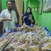 Aty Tumayahu dan Amrin Ikhsan bersama produk Panada Tore Tinelo yang biasa dijual di gerai Alfamart Gorontalo.(F. Hervi)