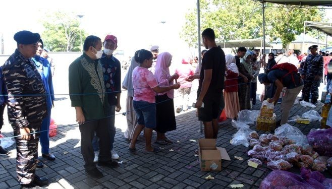 Penjagub Gorontalo Ismail Pakaya saat memantau langsung kegiatan pasar murah di Mako Lanal Gorontalo, Kamis (4/4/2024).