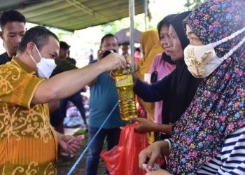 Penjabat Gubernur Gorontalo Ismail Pakaya turut memantau kegiatan pasar murah yang digelar di Polda Gorontalo, Sabtu (6/4/2024).(F. Fadil/humasprov)