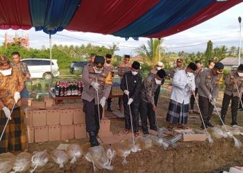 Pemusnahan Ribuan Botol Miras Berbagai Merek berlangsung di halaman Polres Pohuwato, Jum'at (5/4/2024). (F. Yusuf/Gopos)