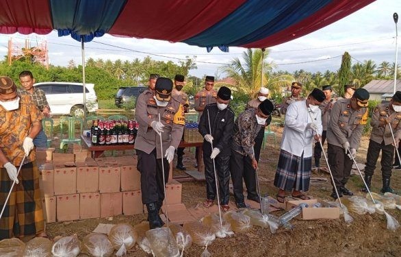 Pemusnahan Ribuan Botol Miras Berbagai Merek berlangsung di halaman Polres Pohuwato, Jum'at (5/4/2024). (F. Yusuf/Gopos)