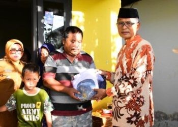 Panglima ASN Kota Gorontalo, saat menyerahkan bantuan untuk korban bencana kebakaran di Kecamatan Kota Timur Senin (01/04/2024).