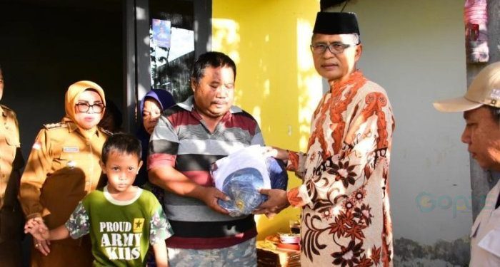 Panglima ASN Kota Gorontalo, saat menyerahkan bantuan untuk korban bencana kebakaran di Kecamatan Kota Timur Senin (01/04/2024).