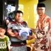 Panglima ASN Kota Gorontalo, saat menyerahkan bantuan untuk korban bencana kebakaran di Kecamatan Kota Timur Senin (01/04/2024).