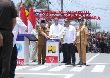 Presiden Joko Widodo resmikan pelaksanaan inpres jalan daerah Kota Tanjung Balai Provinsi Sumatera Utara, Kamis (14/3/2024).