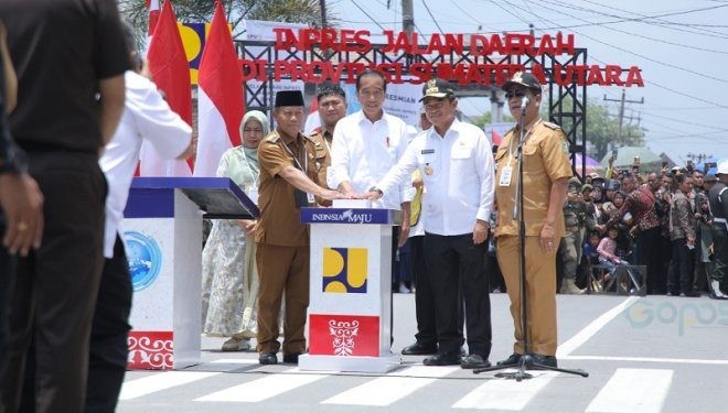 Presiden Joko Widodo resmikan pelaksanaan inpres jalan daerah Kota Tanjung Balai Provinsi Sumatera Utara, Kamis (14/3/2024).