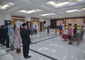 Sekretaris Daerah Provinsi Gorontalo Sofian Ibrahim saat melantik enam pejabat fungsional di lingkungan Pemprov Gorontalo, Jumat (5/4/2024).