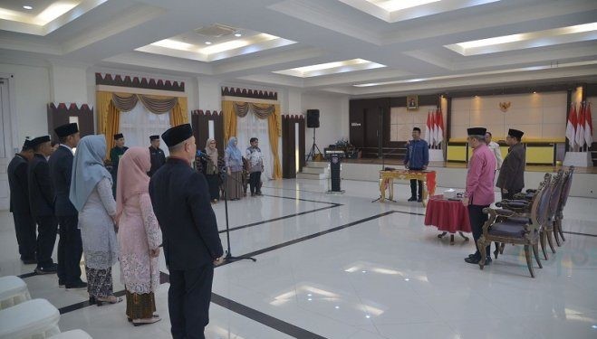 Sekretaris Daerah Provinsi Gorontalo Sofian Ibrahim saat melantik enam pejabat fungsional di lingkungan Pemprov Gorontalo, Jumat (5/4/2024).