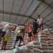 Aktivitas bongkar muat di gudang Bulog Talumolo, Jumat (5/4/2024).(F. putra/gopos)