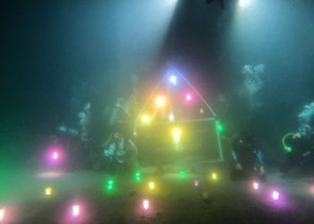 Tumbilotohe underwater ini menggunakan lampu senter yang telah dimodifikasi.