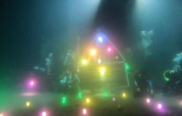 Tumbilotohe underwater ini menggunakan lampu senter yang telah dimodifikasi.