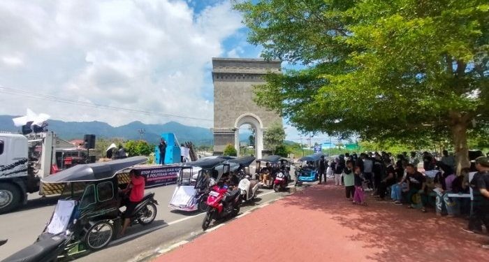 Aksi unjuk rasa Aliansi Gerakan Pemuda dan Masyarakat Peduli Bone Bolango menuntut kejelasan soal kasus dugaan korupsi bansos yang melibatkan mantan Bupati Bone Bolango Hamim Pou.(F. Putra/gopos)