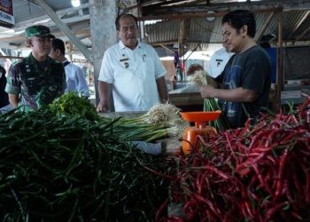 Wakil Bupati Asahan Taufik Zainal Abidin bersama unsur Forkopimda saat melakukan sidak harga sembako di pasaran.