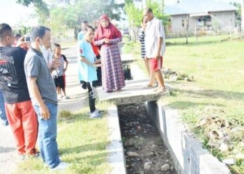 Bupati Gorontalo, Nelson Pomalingo, saat menghadiri kegiatan kerja bakti di Kelurahan Bolihuangga, Kecamatan Limboto Jumat (19/4/2024).
