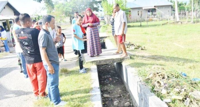 Bupati Gorontalo, Nelson Pomalingo, saat menghadiri kegiatan kerja bakti di Kelurahan Bolihuangga, Kecamatan Limboto Jumat (19/4/2024).