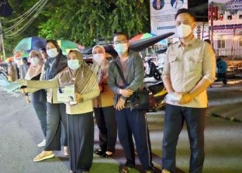 Kesehatan Provinsi Gorontalo membagikan masker ke masyarakat, Selasa malam (30/4/2024).