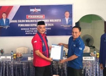Foto Alifudin Djamal saat melakukan pendaftaran di Partai Demokrat dan Partai Persatuan Pembangunan. pada Kamis/9/5/2024 fotoRama/Gopos