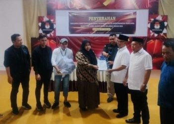 Ismet Mile-Risman Tolingguhu menyerahkan   berkas Bakal Calon Bupati dan Wakil Bupati Bone Bolango ke KPU Bone Bolango.
