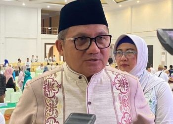 Wali Kota Gorontalo, Marten Taha diwawancarai awak media saat ditemui di Mess Haji Kota Gorontalo.