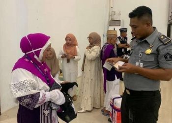 Jemaah Calon Haji Kloter 10 UPG Asal Provinsi Gorontalo Diberangkatkan ke Tanah Suci, 
Imigrasi Gorontalo Lakukan Pengecekan Dokumen Perjalanan