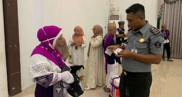 Jemaah Calon Haji Kloter 10 UPG Asal Provinsi Gorontalo Diberangkatkan ke Tanah Suci, 
Imigrasi Gorontalo Lakukan Pengecekan Dokumen Perjalanan