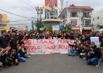 Koalisi Jurnalis Gorontalo AJI, IJTI, PWI, AMSI, SMSI dan JMSI menyuarakan penolakan terhadap RUU Penyiaran dengan melaksanakan Aksi Damai, di Bundaran Saronde, Kota Gorontalo Sabtu (25-5-2024).