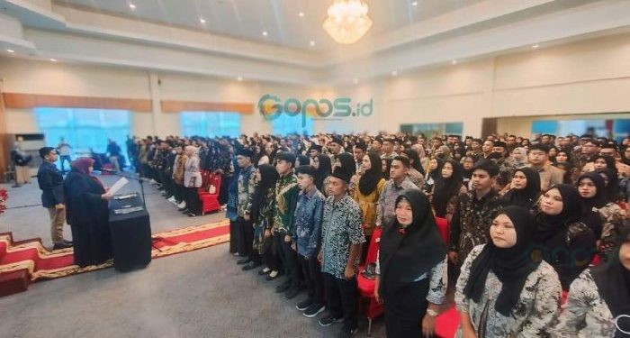 KPU Bone Bolango melaksanakan Pelantikan dan Pengambilan Sumpah terhadap 495 Anggota Panitia Pemungutan Suara (PPS) untuk Pemilihan Gubernur dan Wakil Gubernur, Bupati dan Wakil Bupati Kabupaten Bone Bolango 2024 Hotel Damhil, Kota Gorontalo, Ahad (26-5-2024).