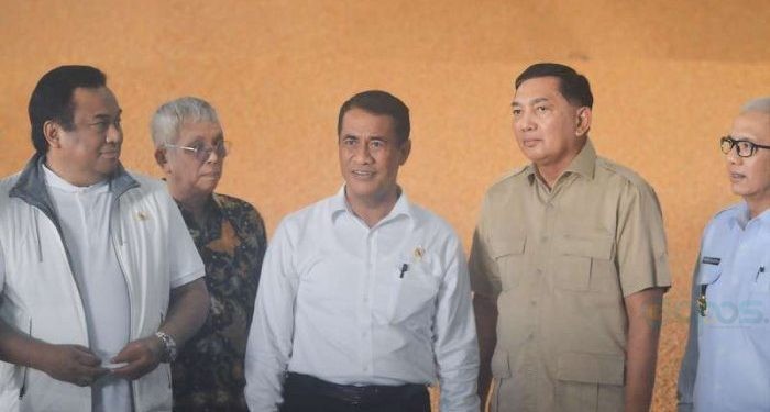 Menteri Pertanian Saat meninjau Gudang Jagung PT. Gorontalo Pangan Lestari. (Putra/Gopos)
