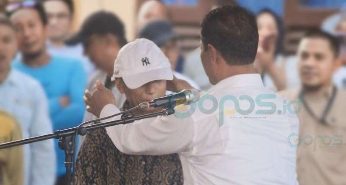Beruntungya salah satu Petani di Gorontalo Utara dapat benih jagung gratis dan topi milik Menteri Pertanian RI, Andi Amran Sulaiman.