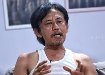 Aktor Epy Kusnandar berpose saat berkunjung di kantor Redaksi Suara.com, Jakarta, Selasa (8/1). [Suara.com]